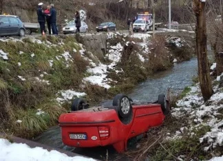 Saobraćajna kod Zenice: Žena se prevrnula autom na krov i završila u potoku