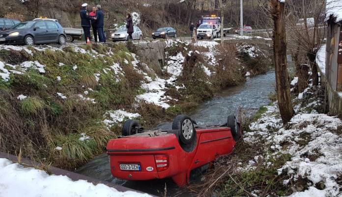 Saobraćajna kod Zenice: Žena se prevrnula autom na krov i završila u potoku