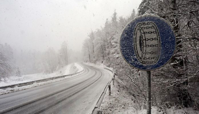 Zbog snijega i ledene kiše usporeno saobraćanje u većem dijelu BiH