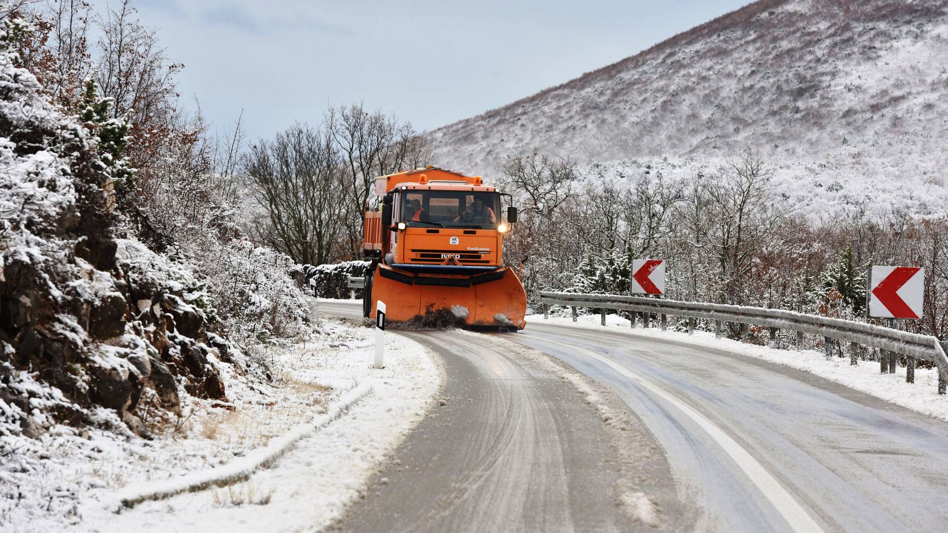 Snijeg donio probleme: Odroni, klizišta, poledica…