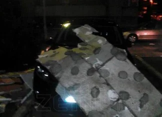 Jak vjetar u Babinoj Rijeci odlomio fasadu koja se obrušila na auto (FOTO)