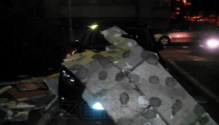 Jak vjetar u Babinoj Rijeci odlomio fasadu koja se obrušila na auto (FOTO)