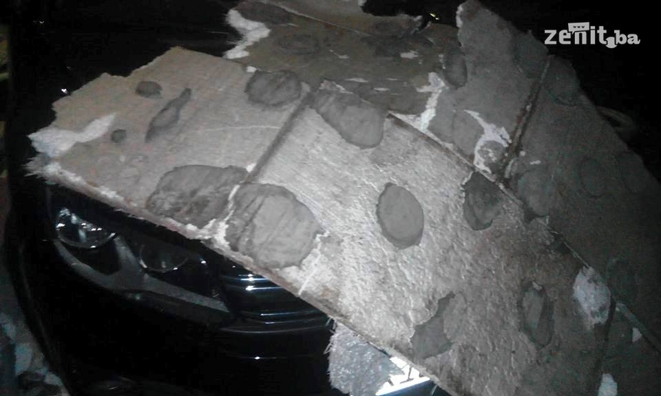 Jak vjetar u Babinoj Rijeci odlomio fasadu koja se obrušila na auto (FOTO)