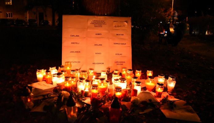Zagrepčani položili cvijeće i svijeće za žrtve zločina u BiH (FOTO)