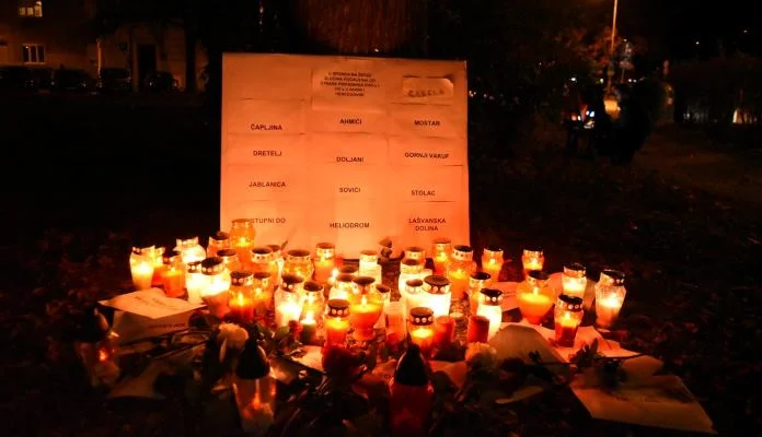 Zagrepčani položili cvijeće i svijeće za žrtve zločina u BiH (FOTO)