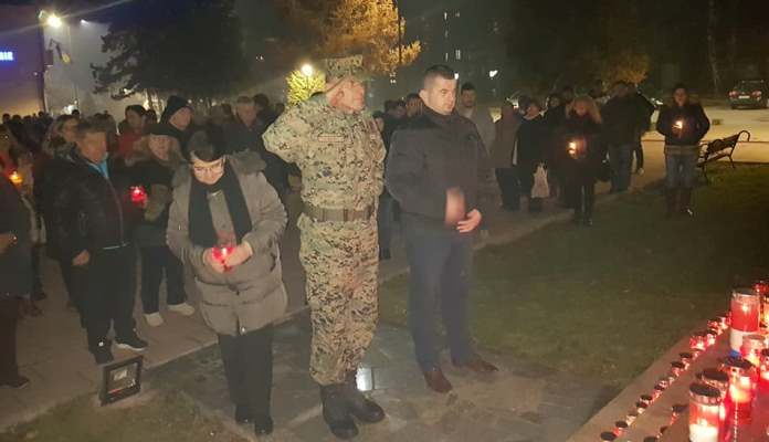 Pukovnik Oružanih snaga BiH na odavanju počasti zločincu Praljku u Novom Travniku