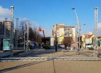 Počelo montiranje bine za sutrašnji doček Nove godine u Zenici (VIDEO)