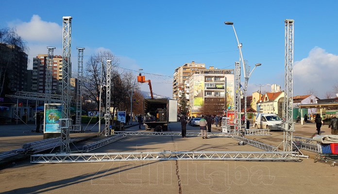 Počelo montiranje bine za sutrašnji doček Nove godine u Zenici (VIDEO)