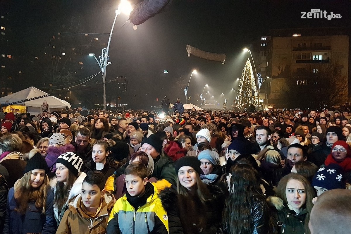 Zeničani u 2018. ušli uz spektakularan vatromet i Miligram (VIDEO+FOTO)