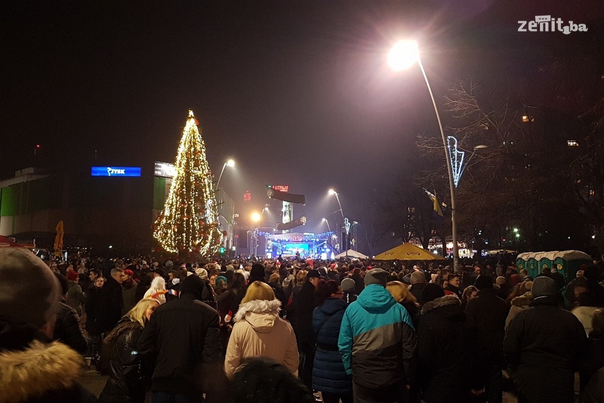 Zeničani u 2018. ušli uz spektakularan vatromet i Miligram (VIDEO+FOTO)