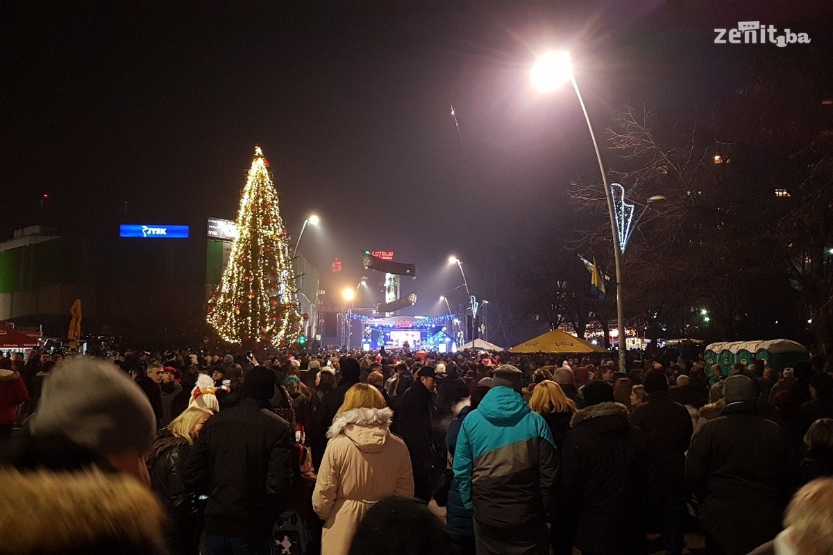 Zeničani u 2018. ušli uz spektakularan vatromet i Miligram (VIDEO+FOTO)