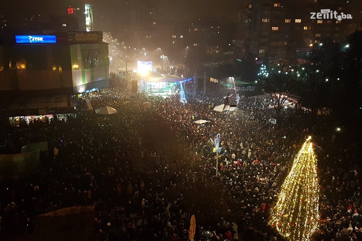 Zeničani u 2018. ušli uz spektakularan vatromet i Miligram (VIDEO+FOTO)