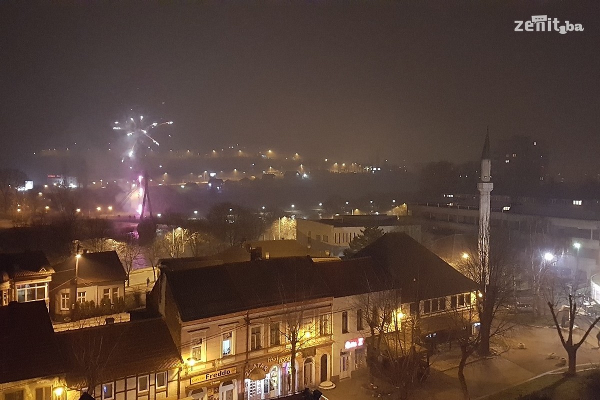 Zeničani u 2018. ušli uz spektakularan vatromet i Miligram (VIDEO+FOTO)