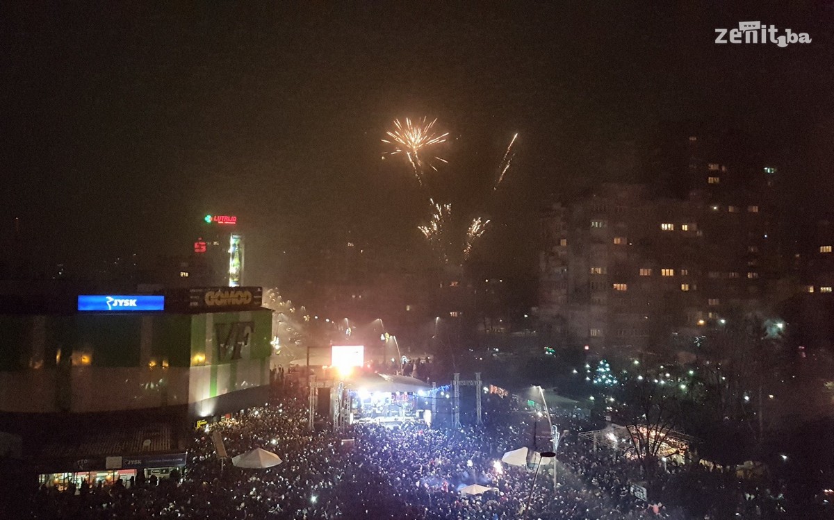 Zeničani u 2018. ušli uz spektakularan vatromet i Miligram (VIDEO+FOTO)