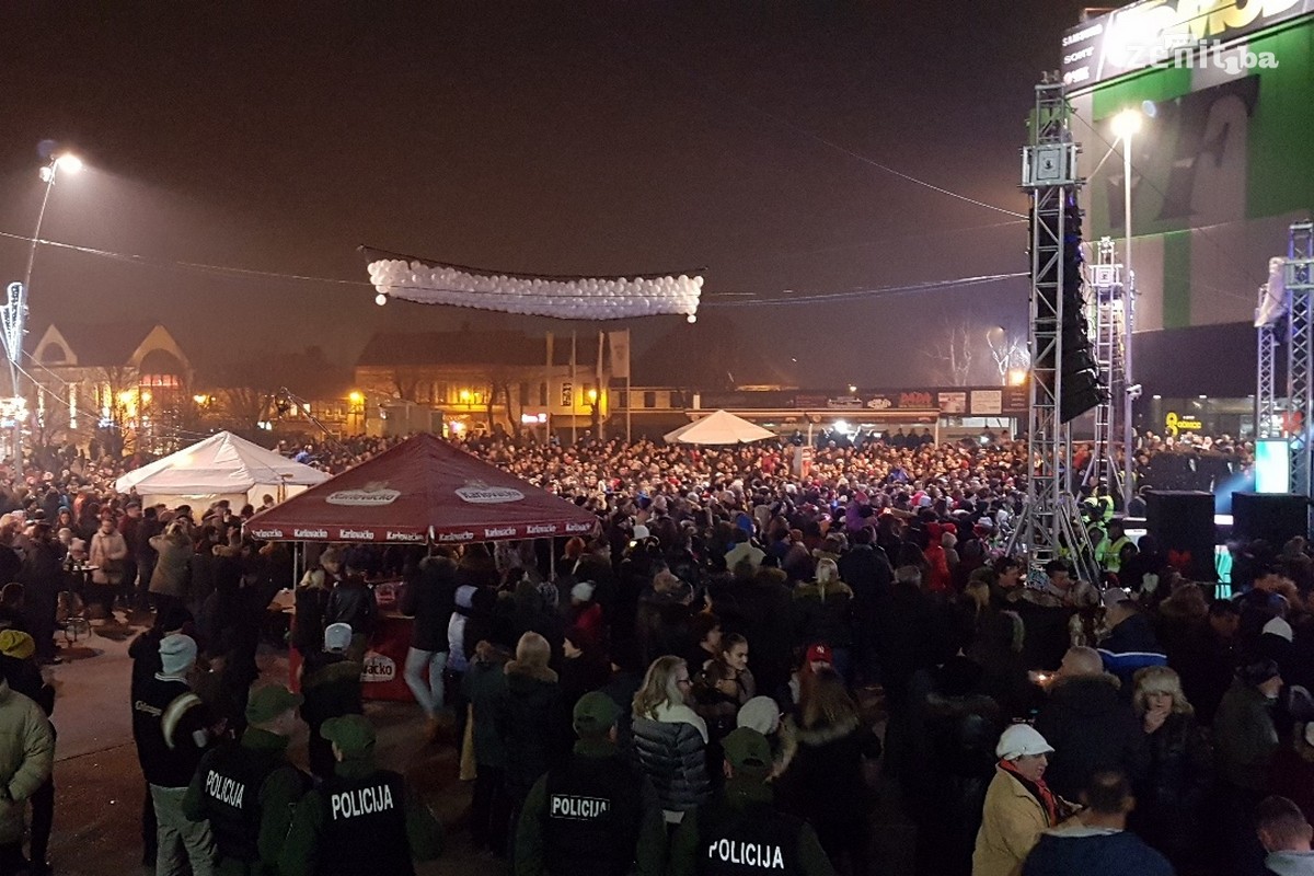 Zeničani u 2018. ušli uz spektakularan vatromet i Miligram (VIDEO+FOTO)