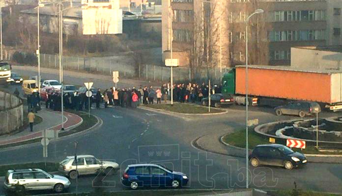 Radnici Željezare blokirali ulaz u Zenicu (FOTO)