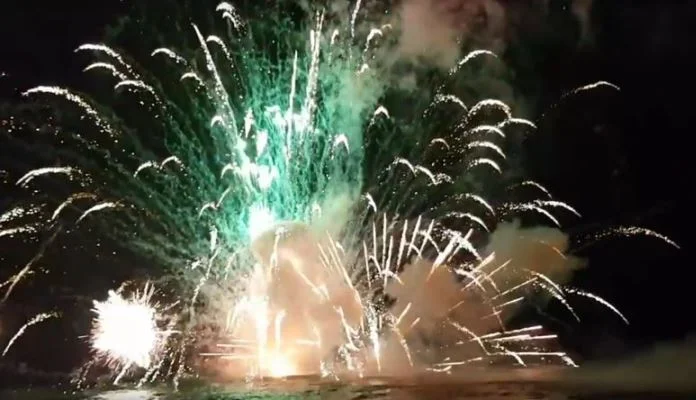 Velika evakuacija s plaže zbog katastrofalnog vatrometa, poginula jedna osoba (VIDEO)