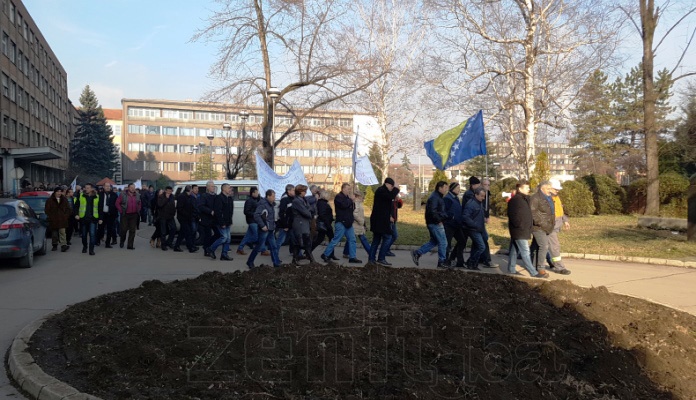 Radnici Željezare: M-17 će biti blokiran sve dok ne dođe Novalić (VIDEO)