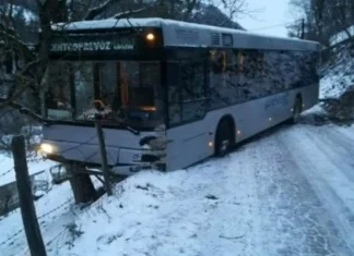 Autobus sa radnicima izletio s puta, drugi se okrenuo na cesti
