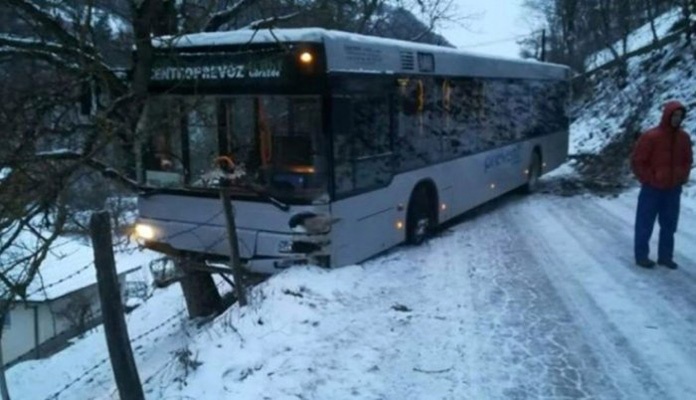 Autobus sa radnicima izletio s puta, drugi se okrenuo na cesti