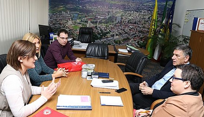 Gradonačelniku Kasumoviću članska knjižica Crvenog križa