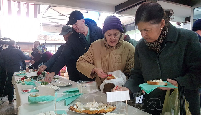 Zeničani na pijaci degustirali domaće proizvode (FOTO)