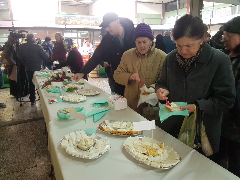 Zeničani na pijaci degustirali domaće proizvode (FOTO)