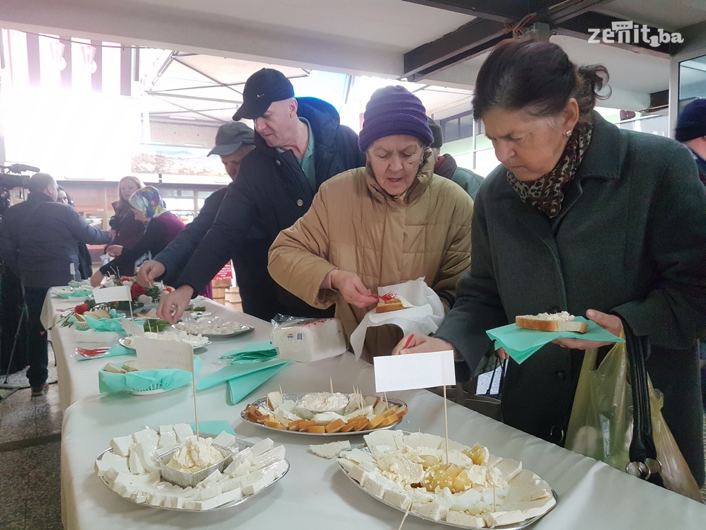 Zeničani na pijaci degustirali domaće proizvode (FOTO)