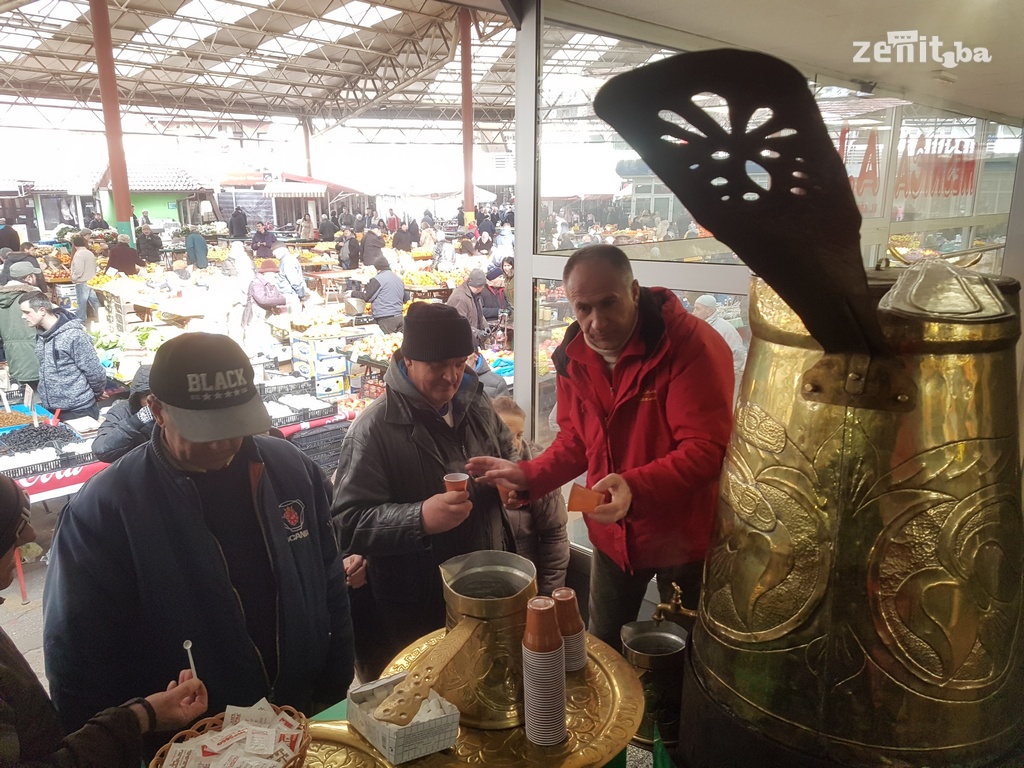 Zeničani na pijaci degustirali domaće proizvode (FOTO)