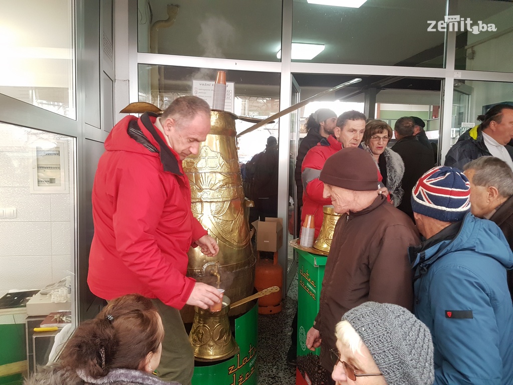 Zeničani na pijaci degustirali domaće proizvode (FOTO)