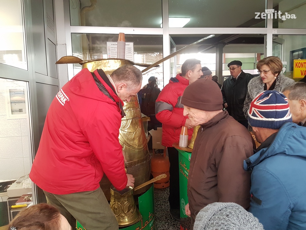 Zeničani na pijaci degustirali domaće proizvode (FOTO)