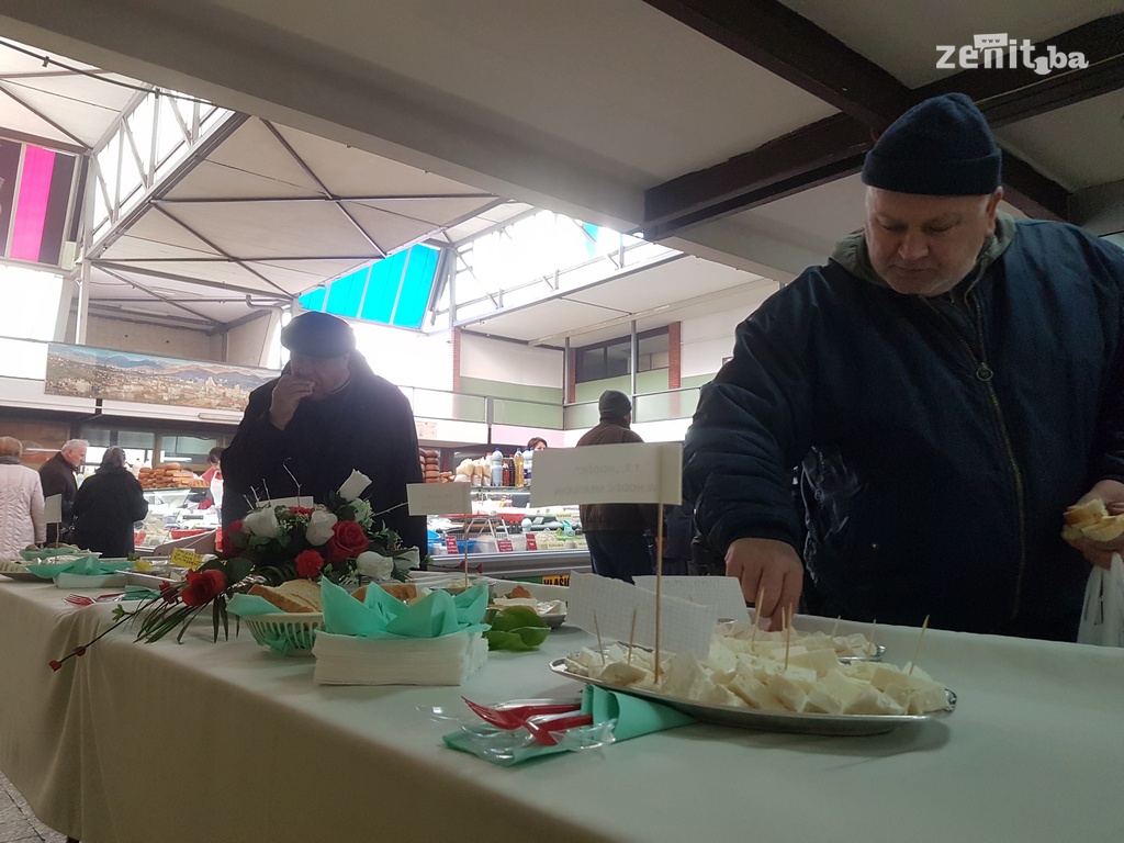 Zeničani na pijaci degustirali domaće proizvode (FOTO)