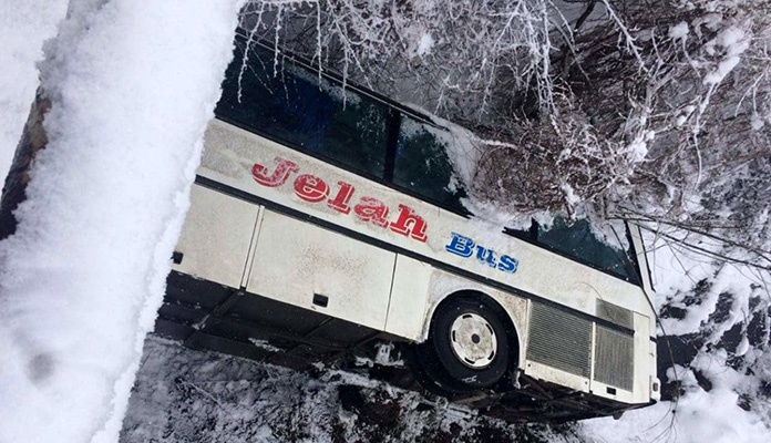 U Mrkotiću kod Jelaha autobus sletio u provaliju