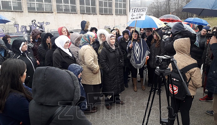 Vijeće roditelja OŠ “Hasan Kikić” održali mirne proteste (FOTO)