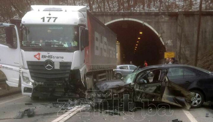 Nova saobraćajna na M-17, sudarili se putničko i teretno vozilo