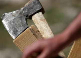 Nevjenčanu suprugu sjekirom udario u glavu