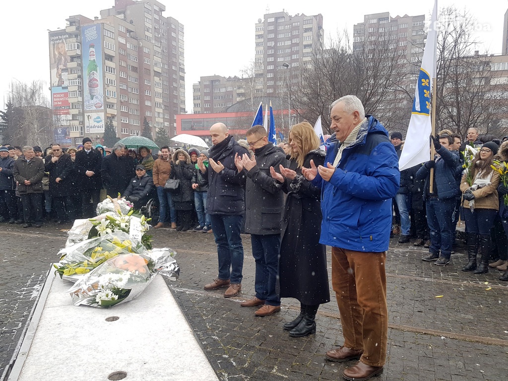 U Zenici polaganjem cvijeća obilježen Dan nezavisnosti BiH (FOTO)