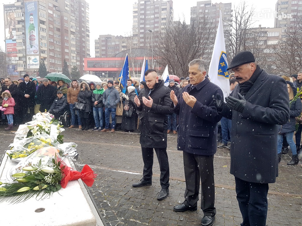 U Zenici polaganjem cvijeća obilježen Dan nezavisnosti BiH (FOTO)