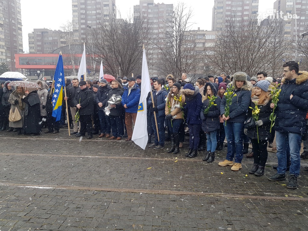 U Zenici polaganjem cvijeća obilježen Dan nezavisnosti BiH (FOTO)