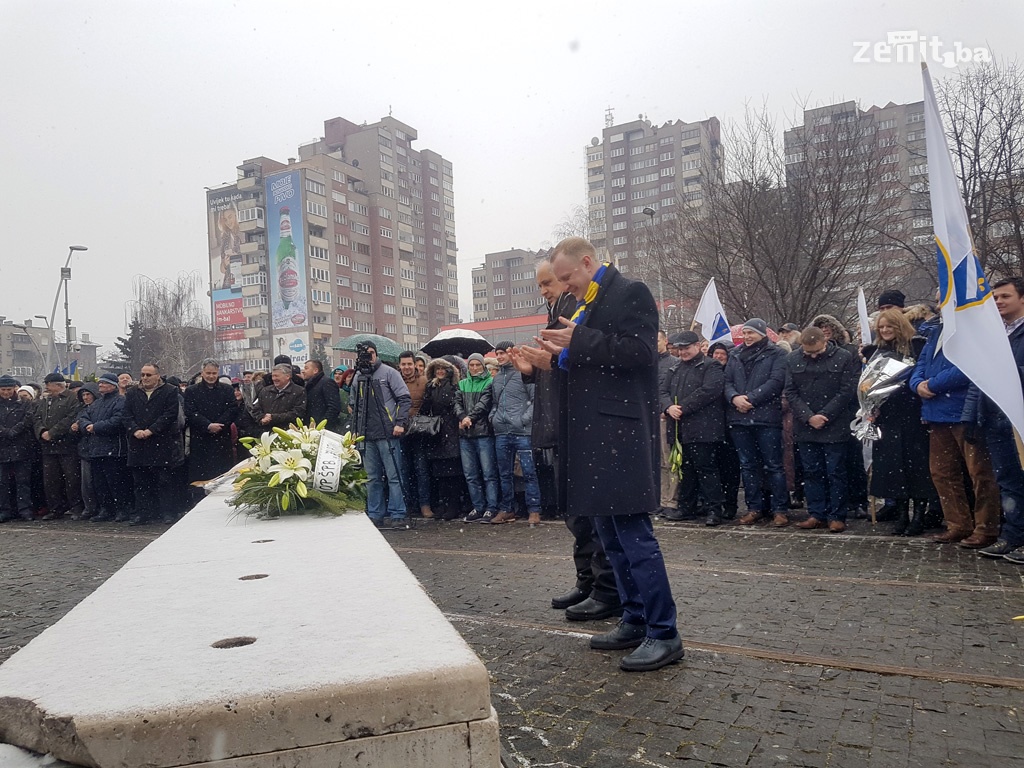 U Zenici polaganjem cvijeća obilježen Dan nezavisnosti BiH (FOTO)