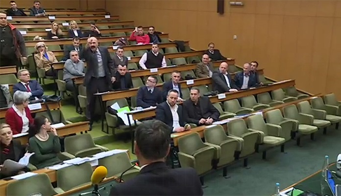 Vijećnik Keleštura na sjednici Gradskog vijeća gađao gradonačelnika Kasumovića (VIDEO)