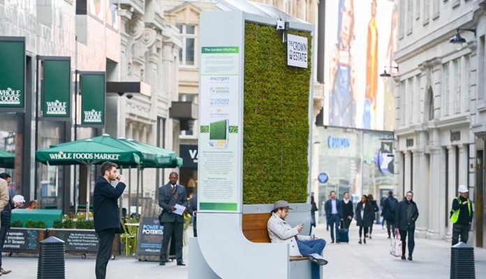 U Londonu postavljena klupa koja upija smog