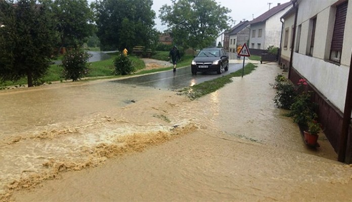 Zbog izlijevanja rijeka na pojedinim dionicama otežan saobraćaj