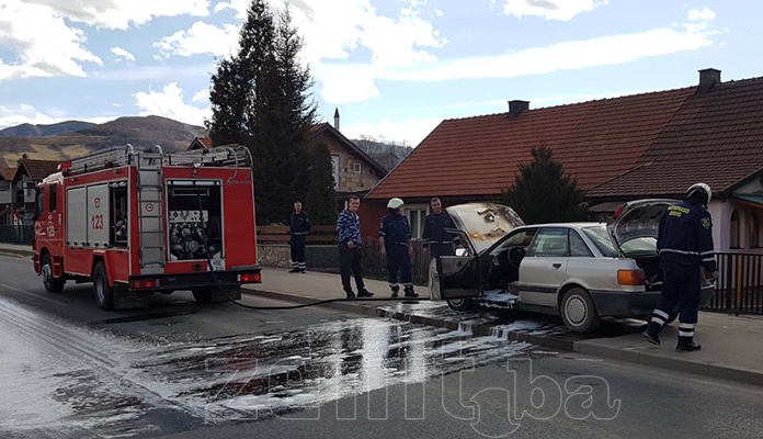 Zapalilo se auto na GGM-u u Zenici (FOTO)