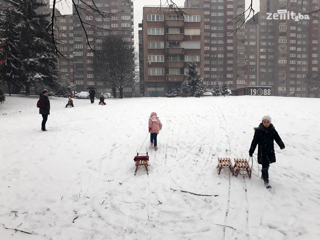 Zenica prekrivena snijegom, najmlađi uživali u zakašnjeloj zimi (FOTO)