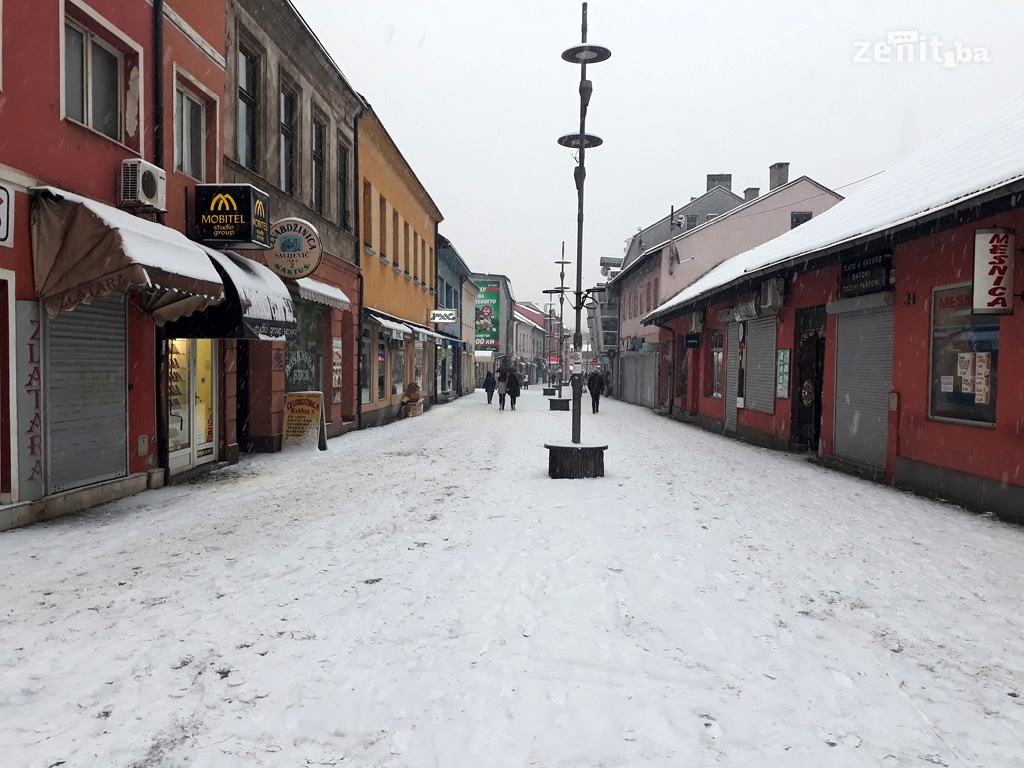 Zenica prekrivena snijegom, najmlađi uživali u zakašnjeloj zimi (FOTO)