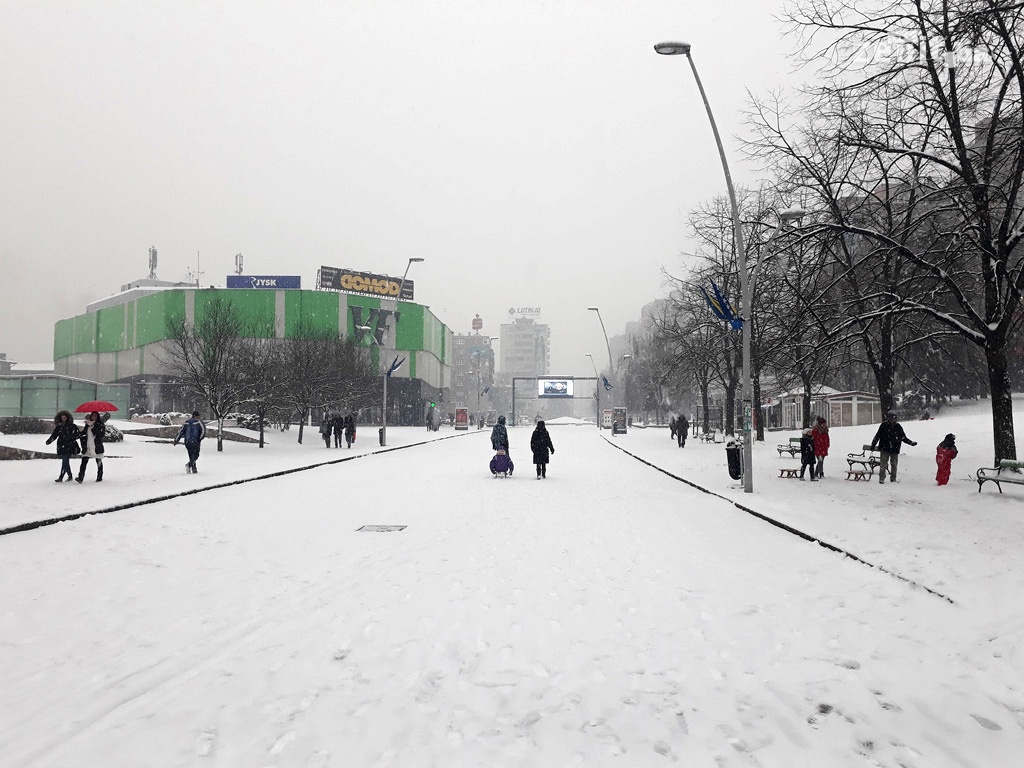 Zenica prekrivena snijegom, najmlađi uživali u zakašnjeloj zimi (FOTO)