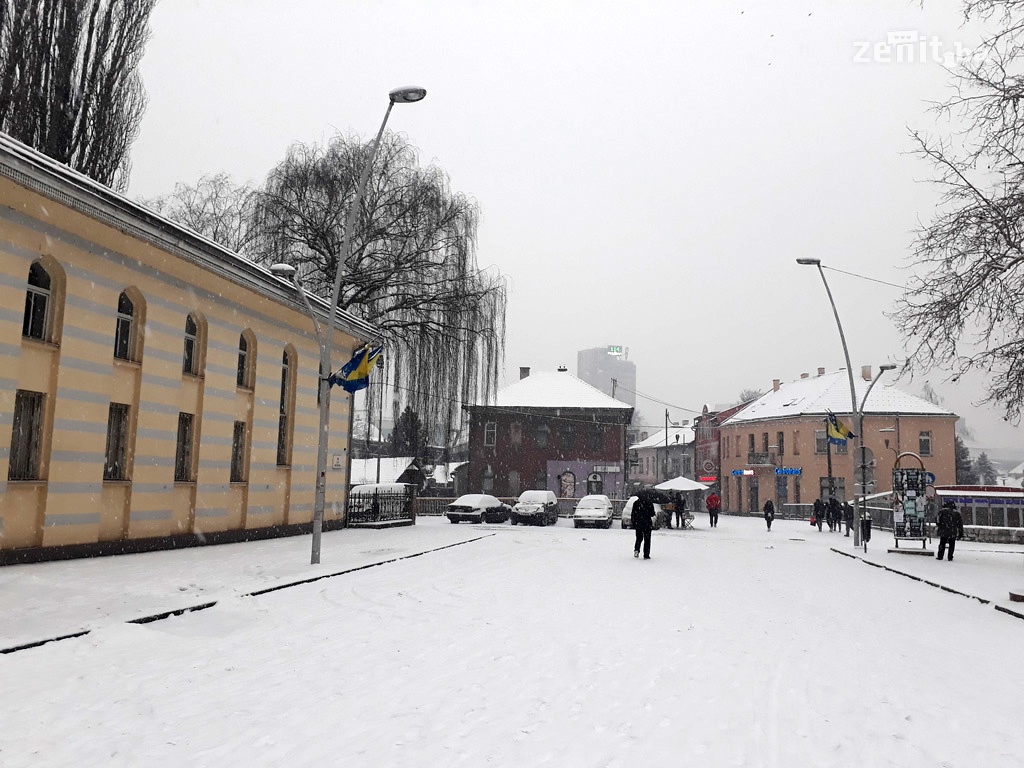 Zenica prekrivena snijegom, najmlađi uživali u zakašnjeloj zimi (FOTO)