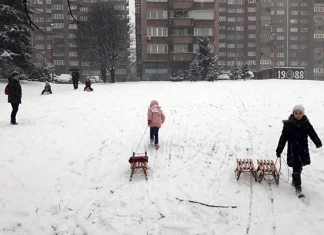 Zenica prekrivena snijegom, najmlađi uživali u zakašnjeloj zimi (FOTO)