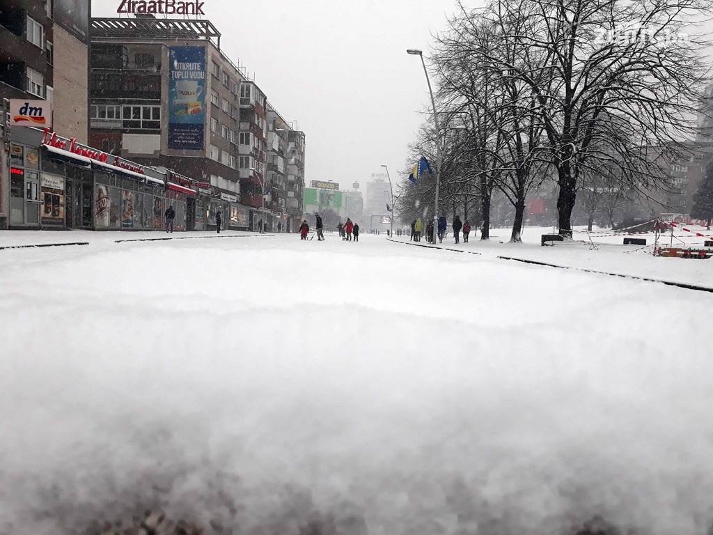 Zenica prekrivena snijegom, najmlađi uživali u zakašnjeloj zimi (FOTO)